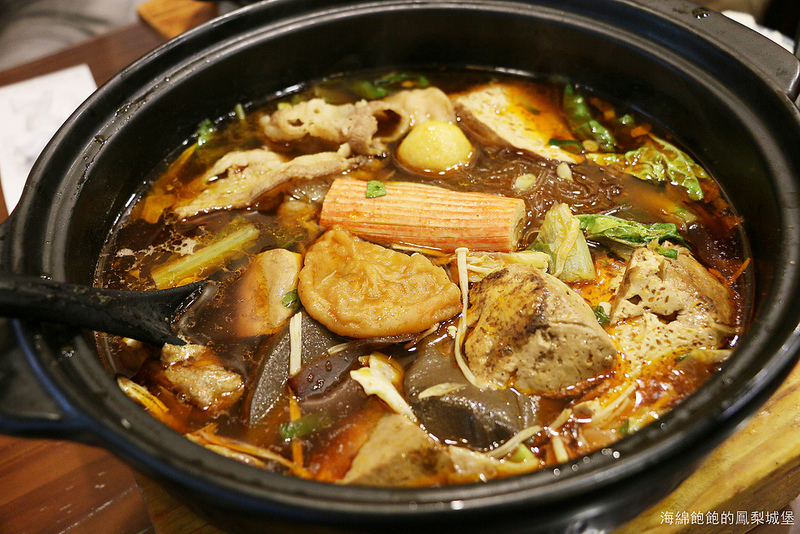 北投美食『阿二麻辣食堂(石牌總店)』麻辣滷肉飯，麻辣臭豆腐鴨血煲，麻辣小火鍋，IG熱門打卡排隊店，菜單價位(捷運石牌站)