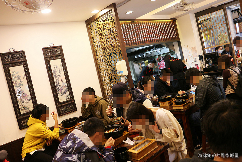 北投美食『阿二麻辣食堂(石牌總店)』麻辣滷肉飯，麻辣臭豆腐鴨血煲，麻辣小火鍋，IG熱門打卡排隊店，菜單價位(捷運石牌站)