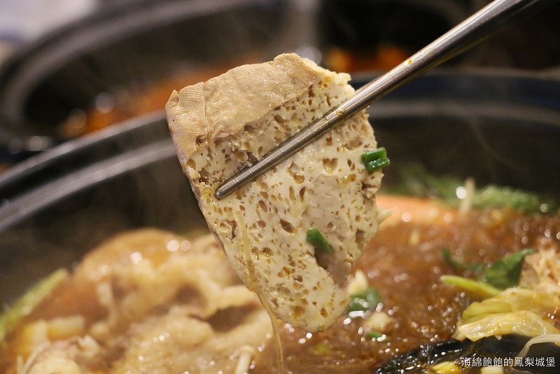 北投美食『阿二麻辣食堂(石牌總店)』麻辣滷肉飯，麻辣臭豆腐鴨血煲，麻辣小火鍋，IG熱門打卡排隊店，菜單價位(捷運石牌站)