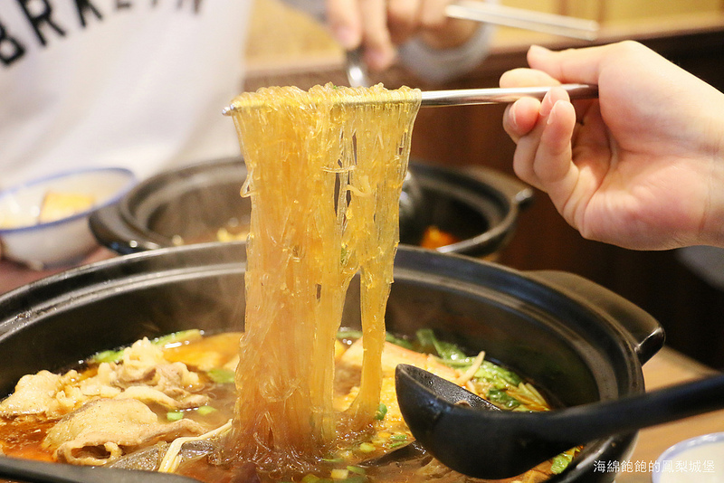 北投美食『阿二麻辣食堂(石牌總店)』麻辣滷肉飯，麻辣臭豆腐鴨血煲，麻辣小火鍋，IG熱門打卡排隊店，菜單價位(捷運石牌站)