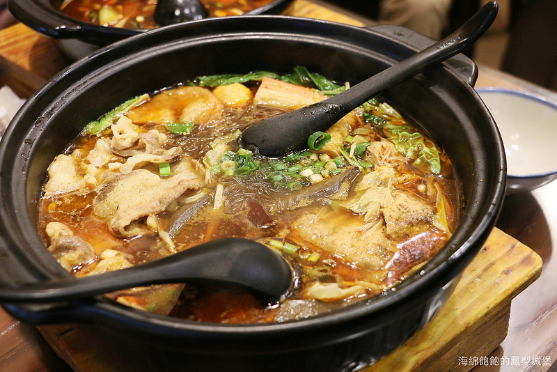 北投美食『阿二麻辣食堂(石牌總店)』麻辣滷肉飯，麻辣臭豆腐鴨血煲，麻辣小火鍋，IG熱門打卡排隊店，菜單價位(捷運石牌站)