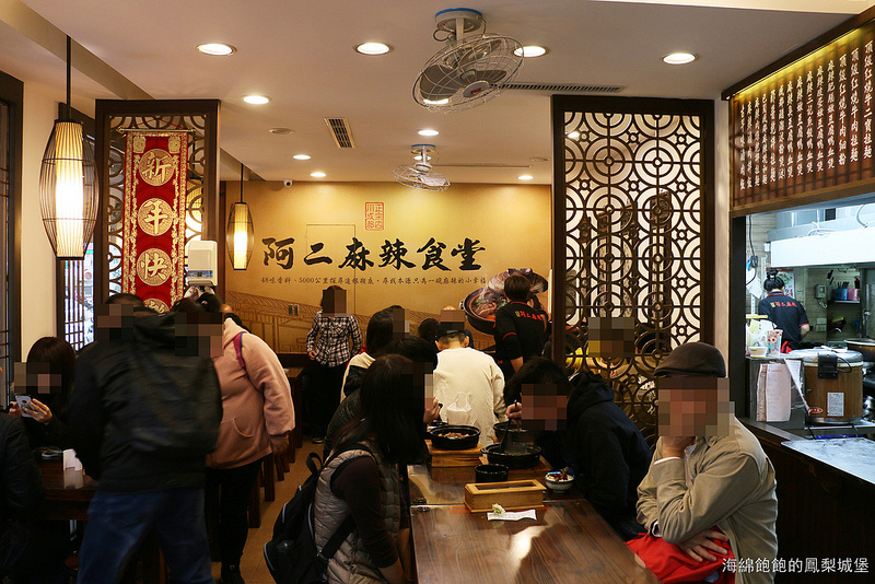 北投美食『阿二麻辣食堂(石牌總店)』麻辣滷肉飯，麻辣臭豆腐鴨血煲，麻辣小火鍋，IG熱門打卡排隊店，菜單價位(捷運石牌站)