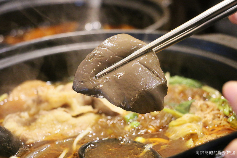 北投美食『阿二麻辣食堂(石牌總店)』麻辣滷肉飯，麻辣臭豆腐鴨血煲，麻辣小火鍋，IG熱門打卡排隊店，菜單價位(捷運石牌站)