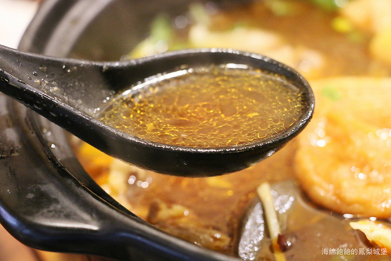 北投美食『阿二麻辣食堂(石牌總店)』麻辣滷肉飯，麻辣臭豆腐鴨血煲，麻辣小火鍋，IG熱門打卡排隊店，菜單價位(捷運石牌站)