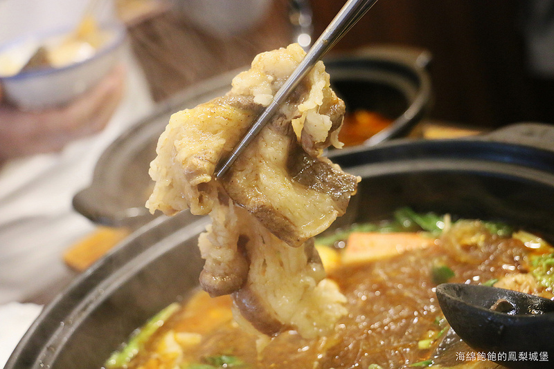 北投美食『阿二麻辣食堂(石牌總店)』麻辣滷肉飯，麻辣臭豆腐鴨血煲，麻辣小火鍋，IG熱門打卡排隊店，菜單價位(捷運石牌站)