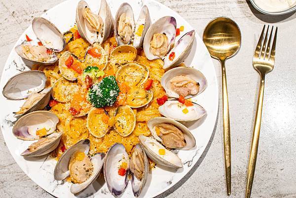 【台中美食】8德司創意餐館-巨無霸超豪華澎拜龍蝦火鍋,火鍋、義麵多種選擇一次滿足