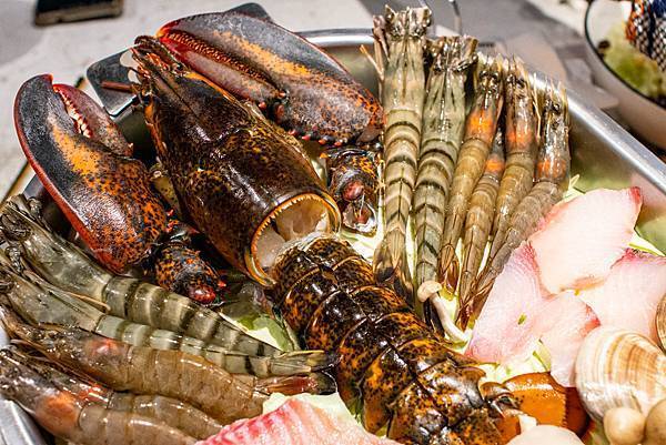 【台中美食】8德司創意餐館-巨無霸超豪華澎拜龍蝦火鍋,火鍋、義麵多種選擇一次滿足