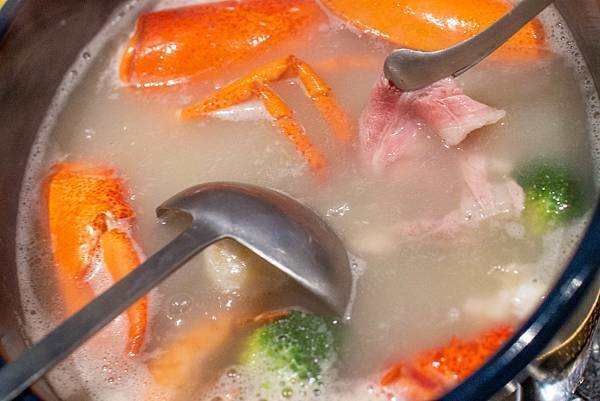 【台中美食】8德司創意餐館-巨無霸超豪華澎拜龍蝦火鍋,火鍋、義麵多種選擇一次滿足