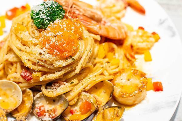 【台中美食】8德司創意餐館-巨無霸超豪華澎拜龍蝦火鍋,火鍋、義麵多種選擇一次滿足