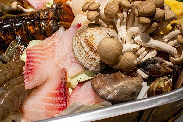 【台中美食】8德司創意餐館-巨無霸超豪華澎拜龍蝦火鍋,火鍋、義麵多種選擇一次滿足