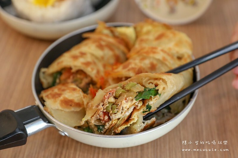 蘆洲好吃早餐推薦！標配炸蛋飯糰＋手工現做蛋餅，一定要加辣椒喔！