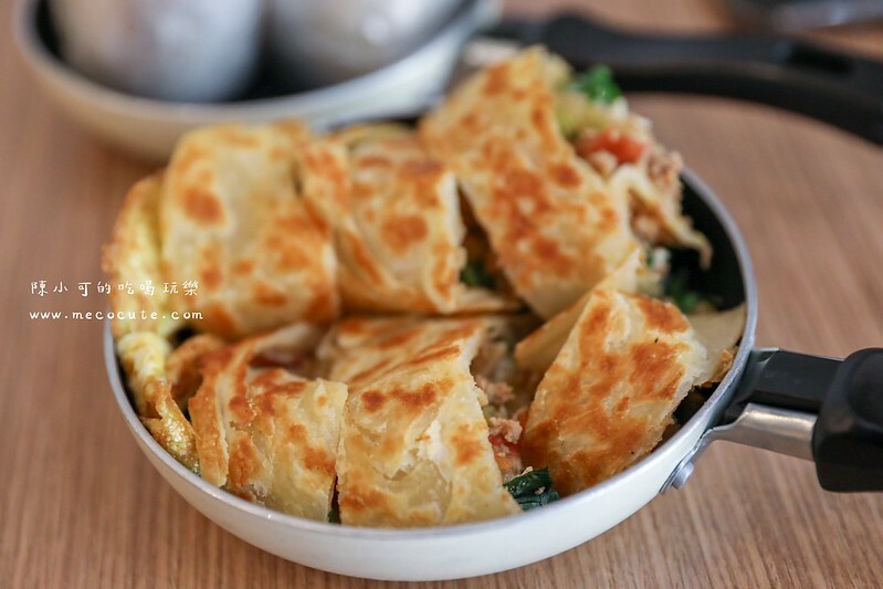 蘆洲好吃早餐推薦！標配炸蛋飯糰＋手工現做蛋餅，一定要加辣椒喔！