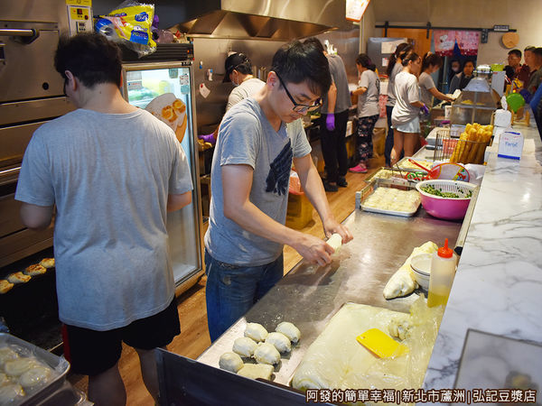 弘記豆漿05-現擀現做餅皮.JPG