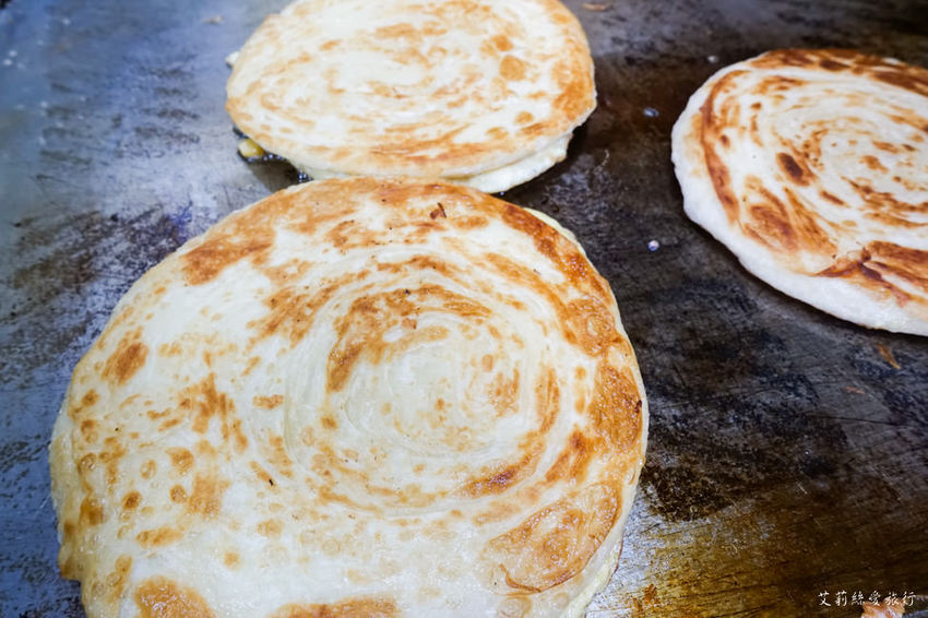 蘆洲早餐》弘記豆漿店 招牌溏心蛋飯糰 手工蛋餅、燒餅 每日現擀餅皮香酥美味 蘆洲排隊早餐 - 艾莉絲愛旅行
