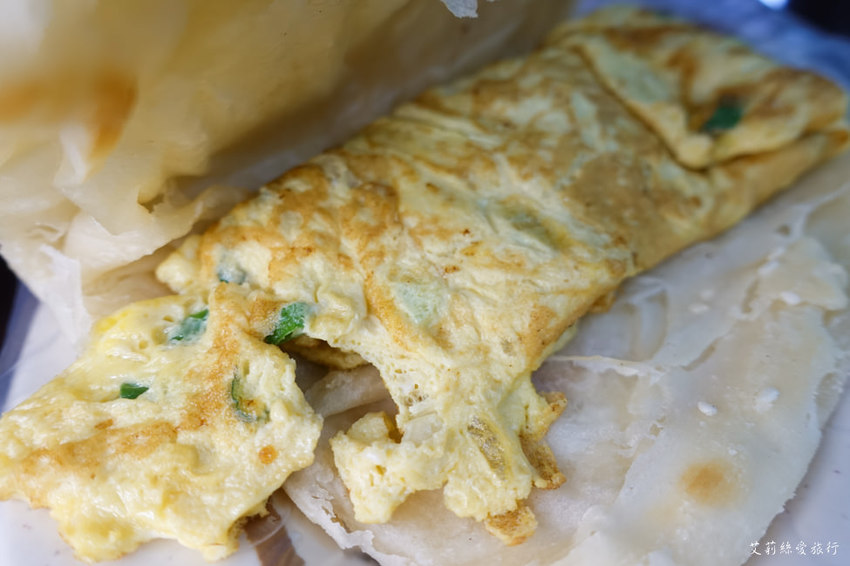 蘆洲早餐》弘記豆漿店 招牌溏心蛋飯糰 手工蛋餅、燒餅 每日現擀餅皮香酥美味 蘆洲排隊早餐 - 艾莉絲愛旅行