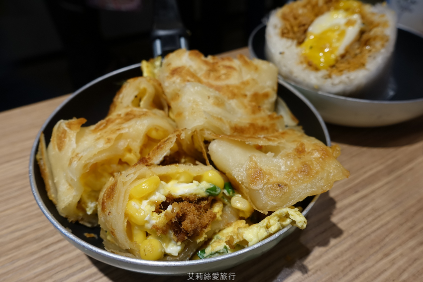 蘆洲早餐》弘記豆漿店 招牌溏心蛋飯糰 手工蛋餅、燒餅 每日現擀餅皮香酥美味 蘆洲排隊早餐 - 艾莉絲愛旅行