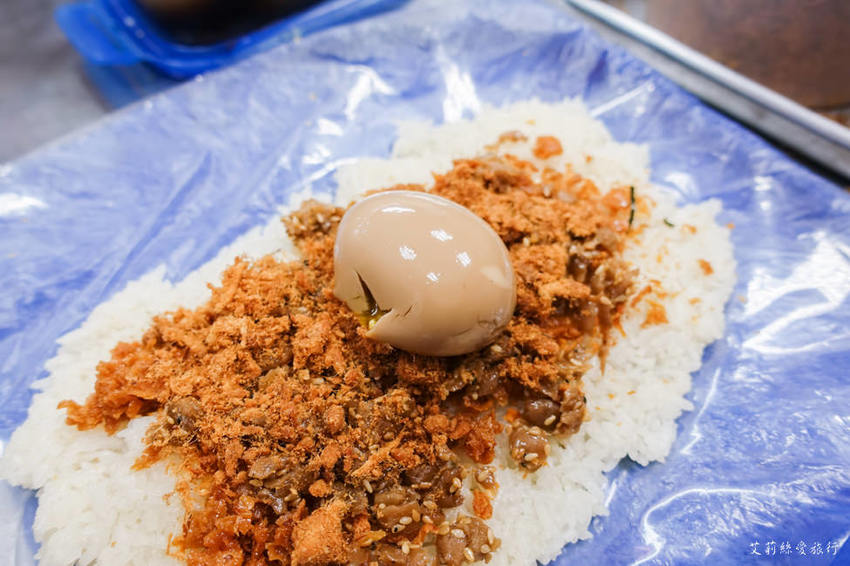 蘆洲早餐》弘記豆漿店 招牌溏心蛋飯糰 手工蛋餅、燒餅 每日現擀餅皮香酥美味 蘆洲排隊早餐 - 艾莉絲愛旅行