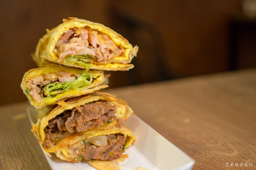 蘆洲早餐》弘記豆漿店 招牌溏心蛋飯糰 手工蛋餅、燒餅 每日現擀餅皮香酥美味 蘆洲排隊早餐 - 艾莉絲愛旅行