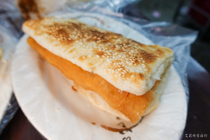 蘆洲早餐》弘記豆漿店 招牌溏心蛋飯糰 手工蛋餅、燒餅 每日現擀餅皮香酥美味 蘆洲排隊早餐 - 艾莉絲愛旅行