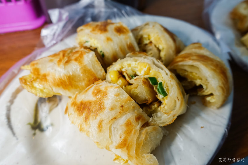 蘆洲早餐》弘記豆漿店 招牌溏心蛋飯糰 手工蛋餅、燒餅 每日現擀餅皮香酥美味 蘆洲排隊早餐 - 艾莉絲愛旅行
