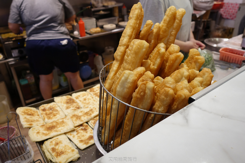 蘆洲早餐》弘記豆漿店 招牌溏心蛋飯糰 手工蛋餅、燒餅 每日現擀餅皮香酥美味 蘆洲排隊早餐 - 艾莉絲愛旅行
