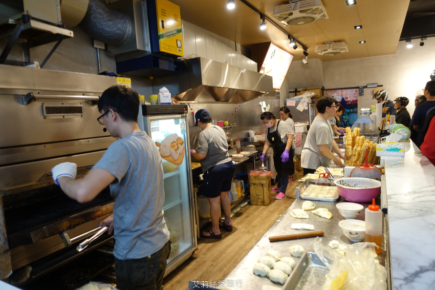 蘆洲早餐》弘記豆漿店 招牌溏心蛋飯糰 手工蛋餅、燒餅 每日現擀餅皮香酥美味 蘆洲排隊早餐 - 艾莉絲愛旅行