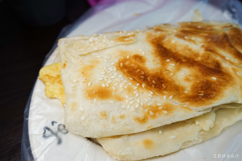 蘆洲早餐》弘記豆漿店 招牌溏心蛋飯糰 手工蛋餅、燒餅 每日現擀餅皮香酥美味 蘆洲排隊早餐 - 艾莉絲愛旅行