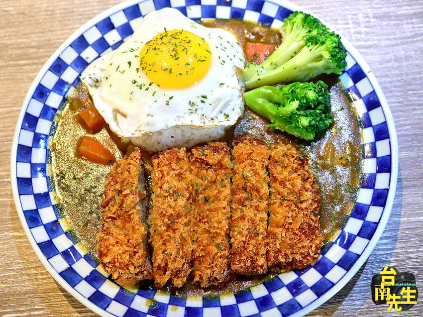 台南茶飲店/從攤車賣到開店面/自製粉圓不添加色素防腐劑/天然茶葉無添加香料/自家熬煮二砂糖水/使用台南在地虎山鮮乳 /全台唯一結合室內溜滑梯與AR實境互動牆/旁邊有停車場