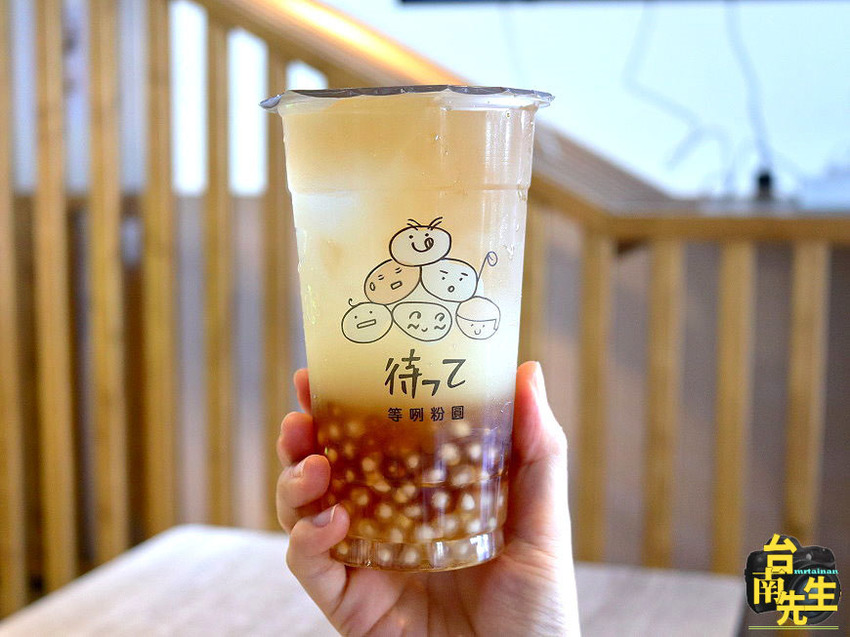 台南茶飲店/從攤車賣到開店面/自製粉圓不添加色素防腐劑/天然茶葉無添加香料/自家熬煮二砂糖水/使用台南在地虎山鮮乳 /全台唯一結合室內溜滑梯與AR實境互動牆/旁邊有停車場