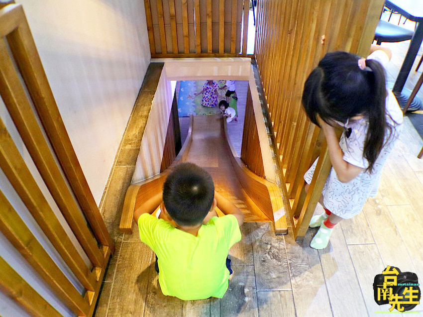 台南茶飲店/從攤車賣到開店面/自製粉圓不添加色素防腐劑/天然茶葉無添加香料/自家熬煮二砂糖水/使用台南在地虎山鮮乳 /全台唯一結合室內溜滑梯與AR實境互動牆/旁邊有停車場