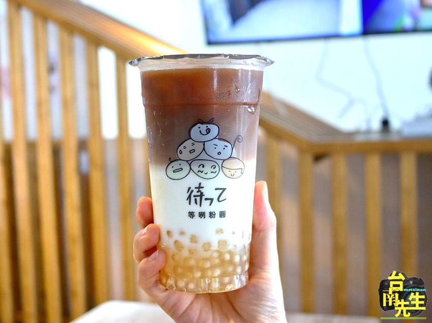 台南茶飲店/從攤車賣到開店面/自製粉圓不添加色素防腐劑/天然茶葉無添加香料/自家熬煮二砂糖水/使用台南在地虎山鮮乳 /全台唯一結合室內溜滑梯與AR實境互動牆/旁邊有停車場