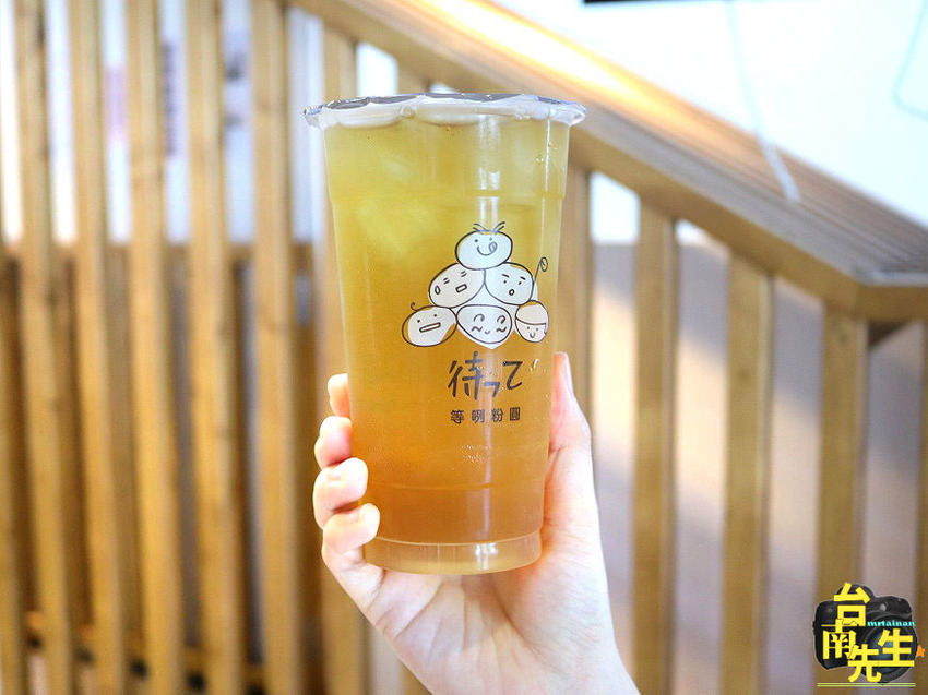 台南茶飲店/從攤車賣到開店面/自製粉圓不添加色素防腐劑/天然茶葉無添加香料/自家熬煮二砂糖水/使用台南在地虎山鮮乳 /全台唯一結合室內溜滑梯與AR實境互動牆/旁邊有停車場