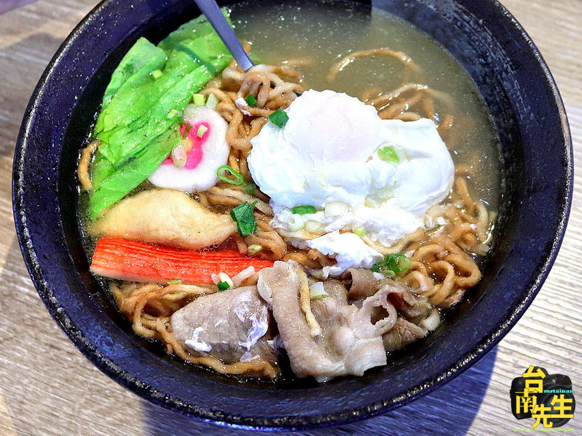 台南茶飲店/從攤車賣到開店面/自製粉圓不添加色素防腐劑/天然茶葉無添加香料/自家熬煮二砂糖水/使用台南在地虎山鮮乳 /全台唯一結合室內溜滑梯與AR實境互動牆/旁邊有停車場