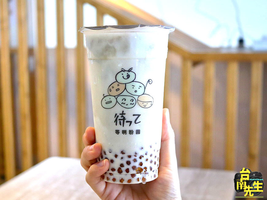 台南茶飲店/從攤車賣到開店面/自製粉圓不添加色素防腐劑/天然茶葉無添加香料/自家熬煮二砂糖水/使用台南在地虎山鮮乳 /全台唯一結合室內溜滑梯與AR實境互動牆/旁邊有停車場