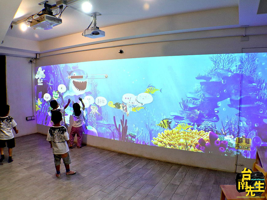 台南茶飲店/從攤車賣到開店面/自製粉圓不添加色素防腐劑/天然茶葉無添加香料/自家熬煮二砂糖水/使用台南在地虎山鮮乳 /全台唯一結合室內溜滑梯與AR實境互動牆/旁邊有停車場