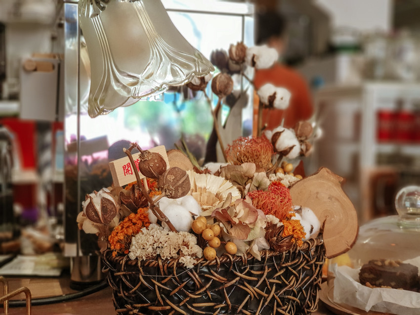 高雄美食||游李家-大塊鮭魚放進披薩裡，宛如家一般的手作披薩店||前金區