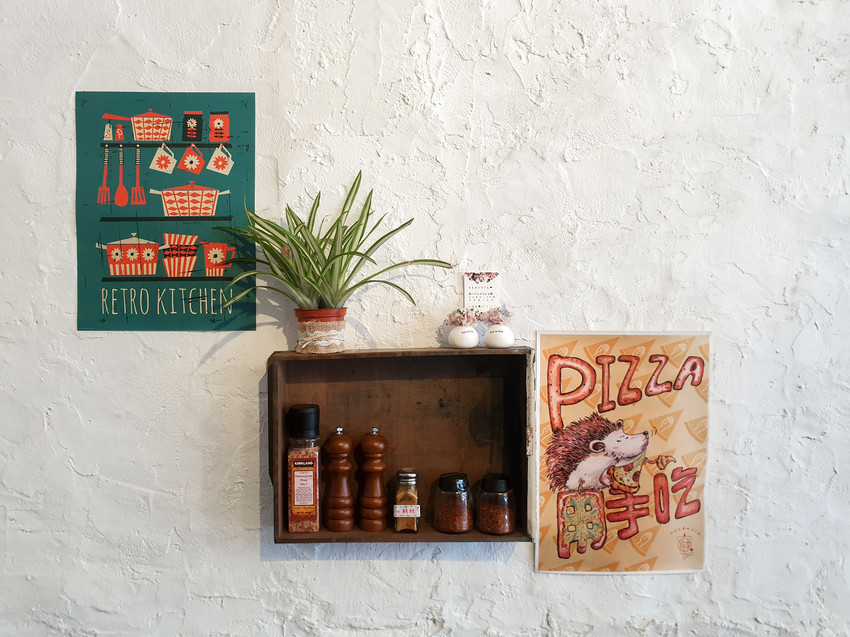 高雄美食||游李家-大塊鮭魚放進披薩裡，宛如家一般的手作披薩店||前金區