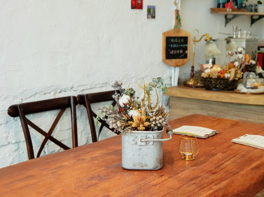 高雄美食||游李家-大塊鮭魚放進披薩裡，宛如家一般的手作披薩店||前金區