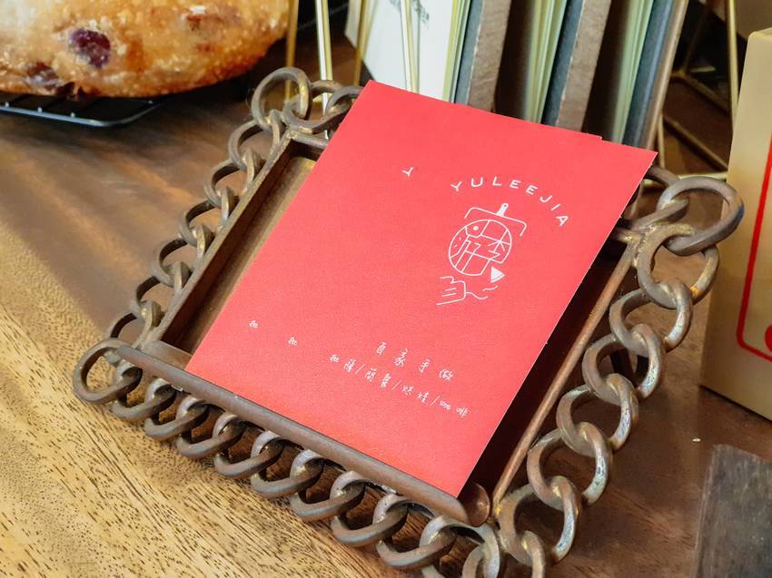 高雄美食||游李家-大塊鮭魚放進披薩裡，宛如家一般的手作披薩店||前金區