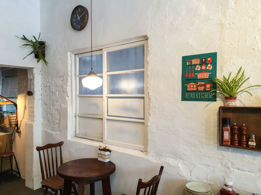 高雄美食||游李家-大塊鮭魚放進披薩裡，宛如家一般的手作披薩店||前金區