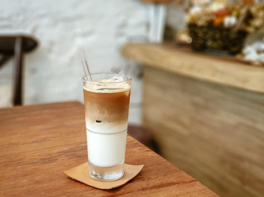 高雄美食||游李家-大塊鮭魚放進披薩裡，宛如家一般的手作披薩店||前金區