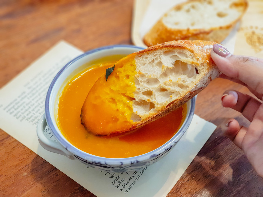 高雄美食||游李家-大塊鮭魚放進披薩裡，宛如家一般的手作披薩店||前金區