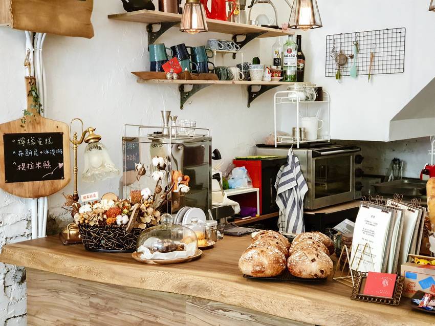 高雄美食||游李家-大塊鮭魚放進披薩裡，宛如家一般的手作披薩店||前金區