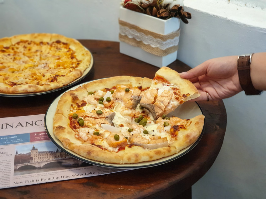 高雄美食||游李家-大塊鮭魚放進披薩裡，宛如家一般的手作披薩店||前金區