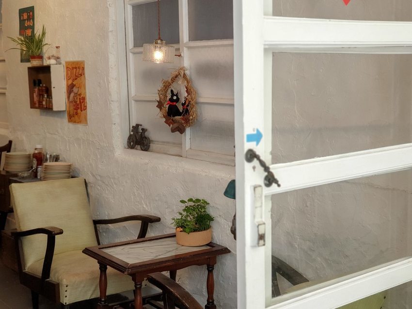 高雄美食||游李家-大塊鮭魚放進披薩裡，宛如家一般的手作披薩店||前金區