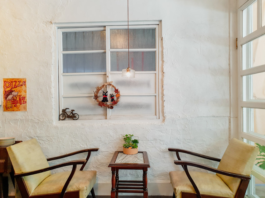 高雄美食||游李家-大塊鮭魚放進披薩裡，宛如家一般的手作披薩店||前金區