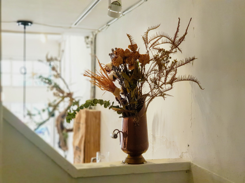 高雄美食||游李家-大塊鮭魚放進披薩裡，宛如家一般的手作披薩店||前金區