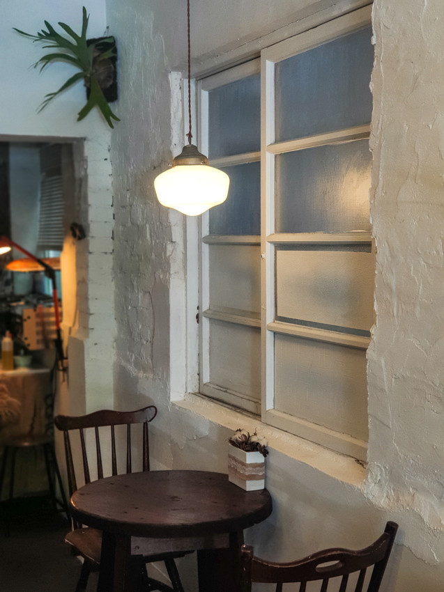 高雄美食||游李家-大塊鮭魚放進披薩裡，宛如家一般的手作披薩店||前金區