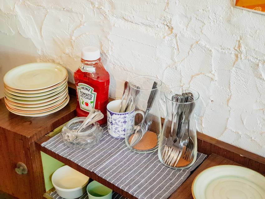 高雄美食||游李家-大塊鮭魚放進披薩裡，宛如家一般的手作披薩店||前金區