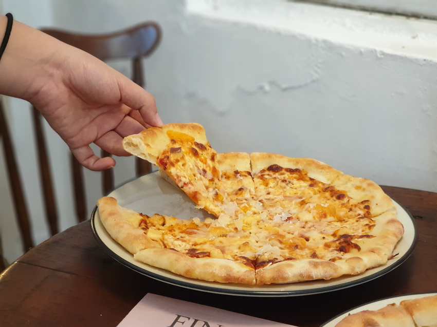 高雄美食||游李家-大塊鮭魚放進披薩裡，宛如家一般的手作披薩店||前金區